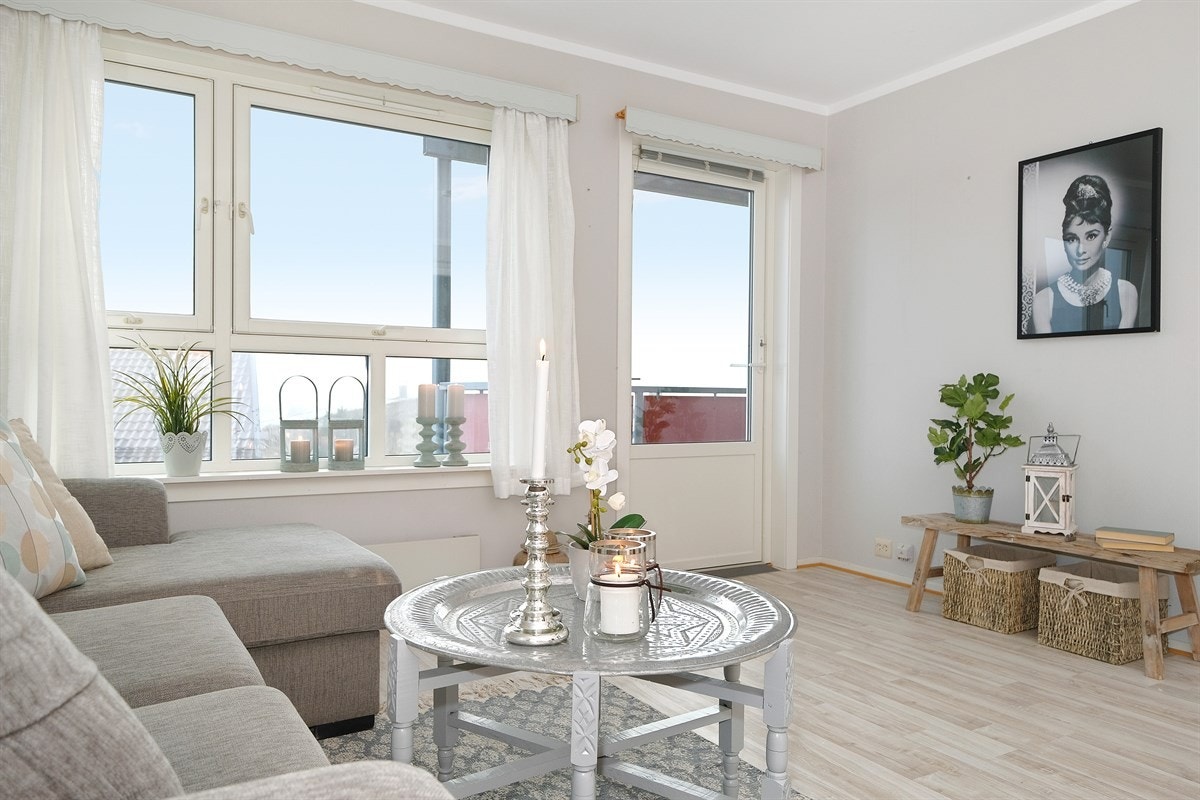 Det er godt med lys inn i stuen. Galleribilde