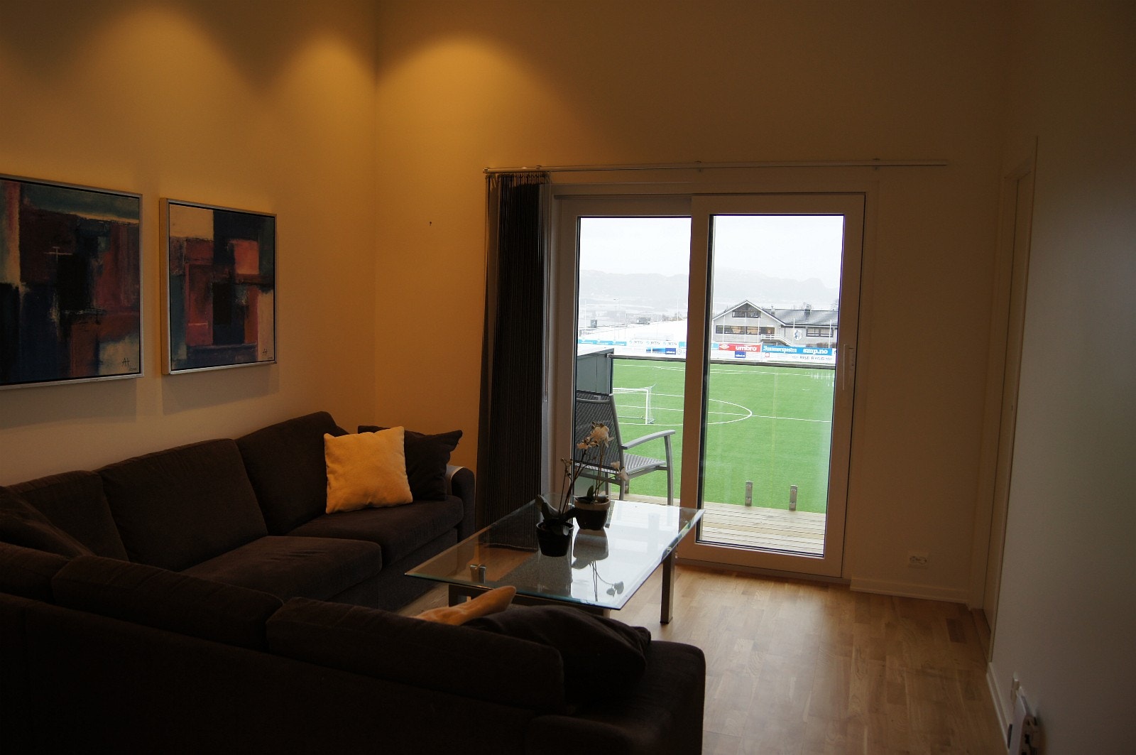 Stove med "VIP-utsikt" til stadion og havgapet Galleribilde