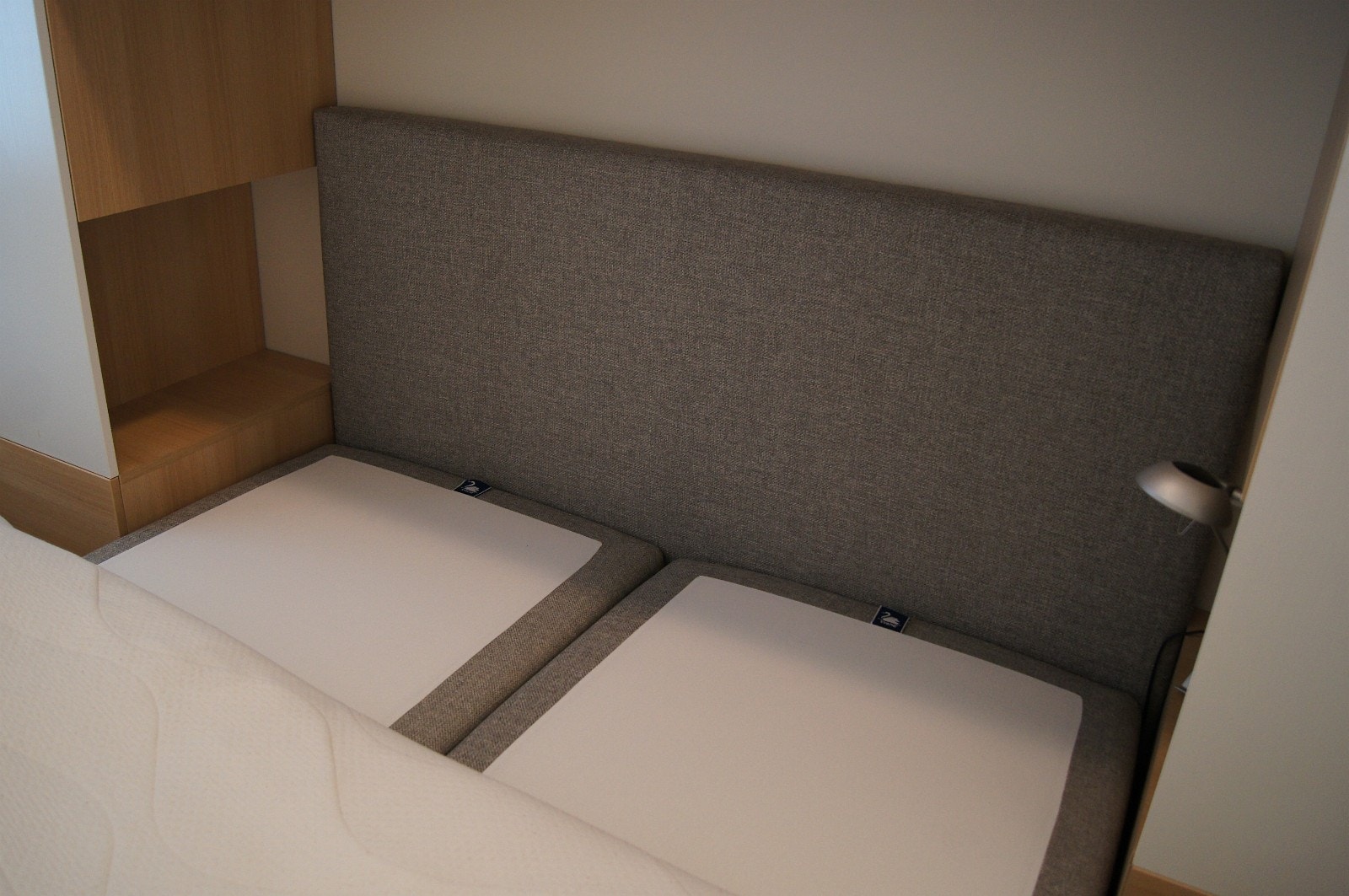 Seng/sengegavl omslutta av skap med integrerte nattbord Galleribilde