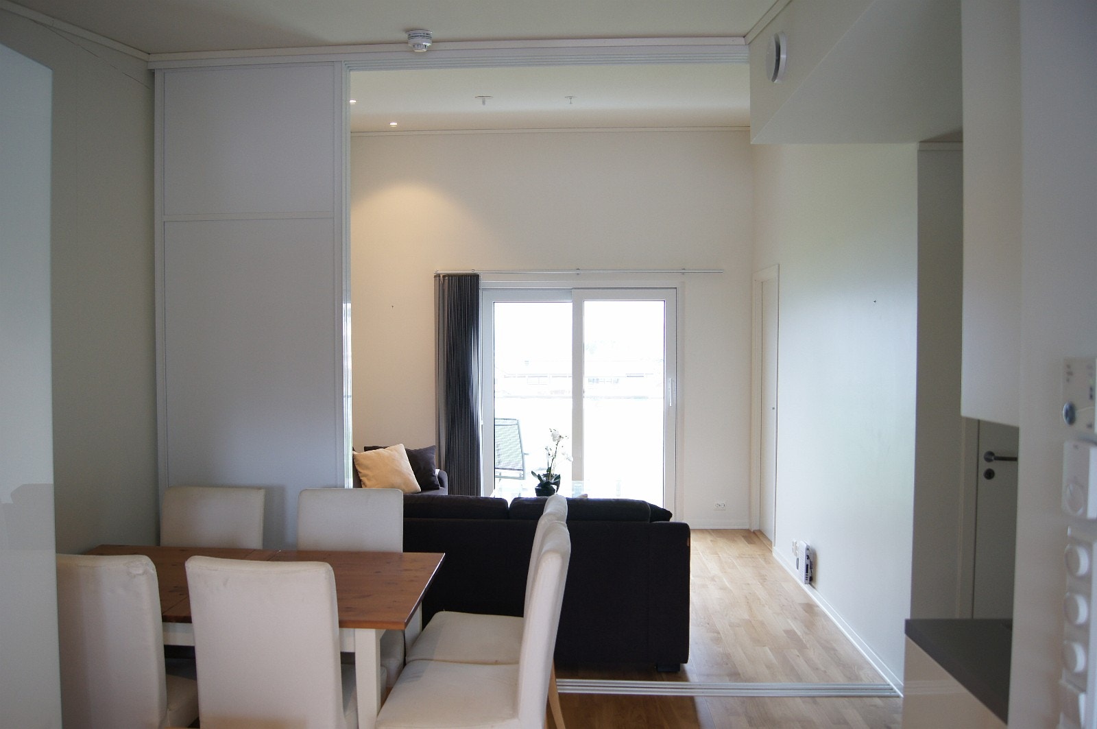 Spiseavdeling og stove med stor takhøgde Galleribilde