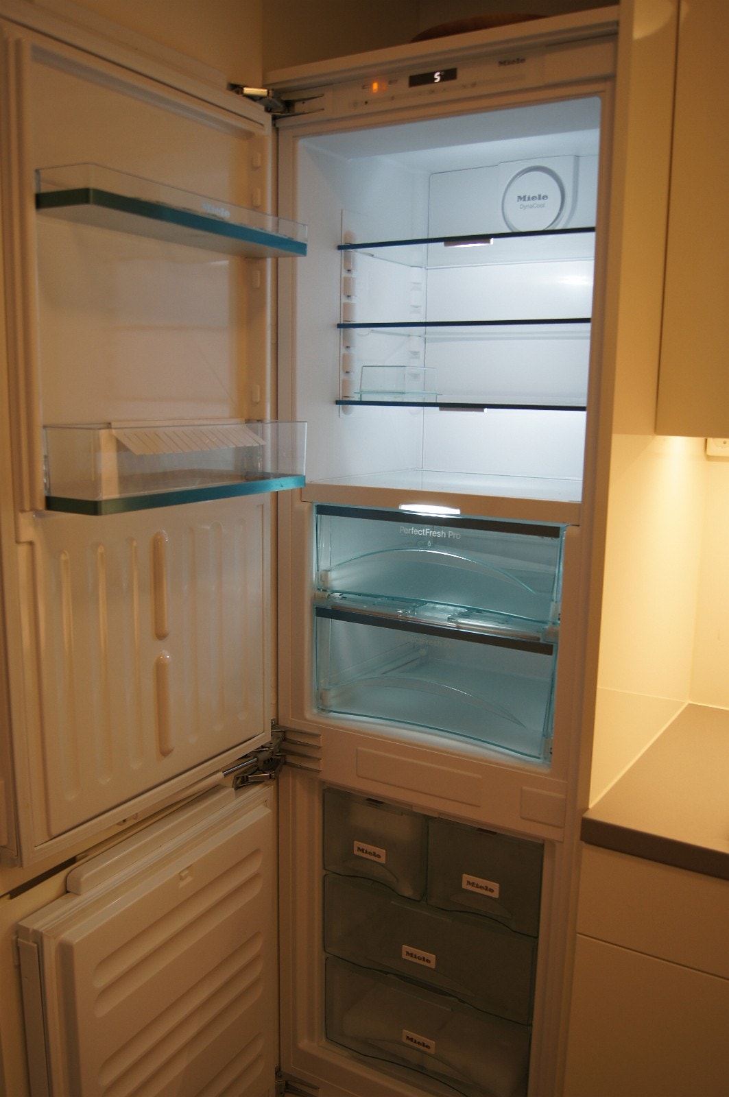 Kjøl-/frys frå Miele med automatisk avriming og isbitmaskin Galleribilde