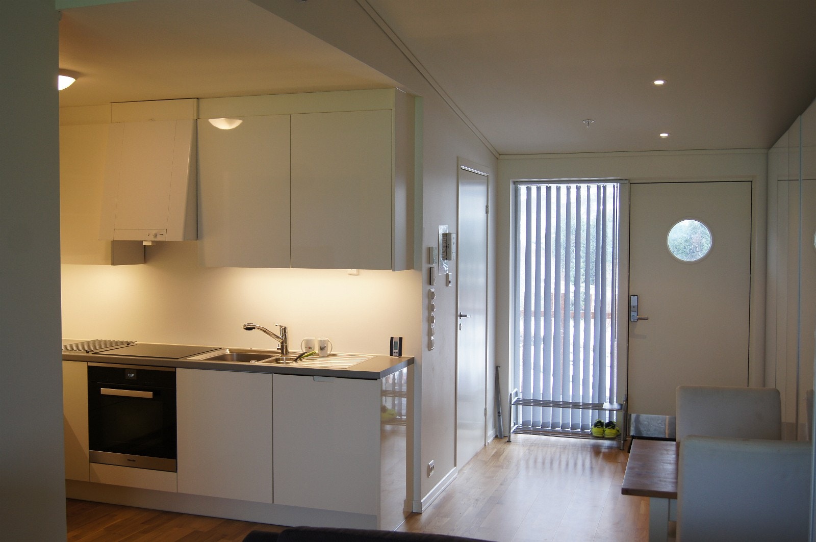 Inngangsparti og litt av kjøkken Galleribilde