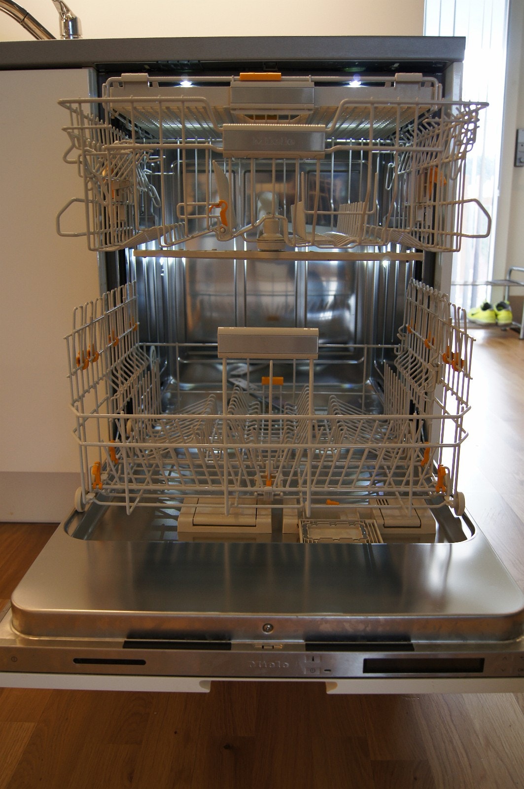 Miele oppvaskmaskin - særs stillegåande, "knock-to-open" og automatisk opning ved slutt Galleribilde