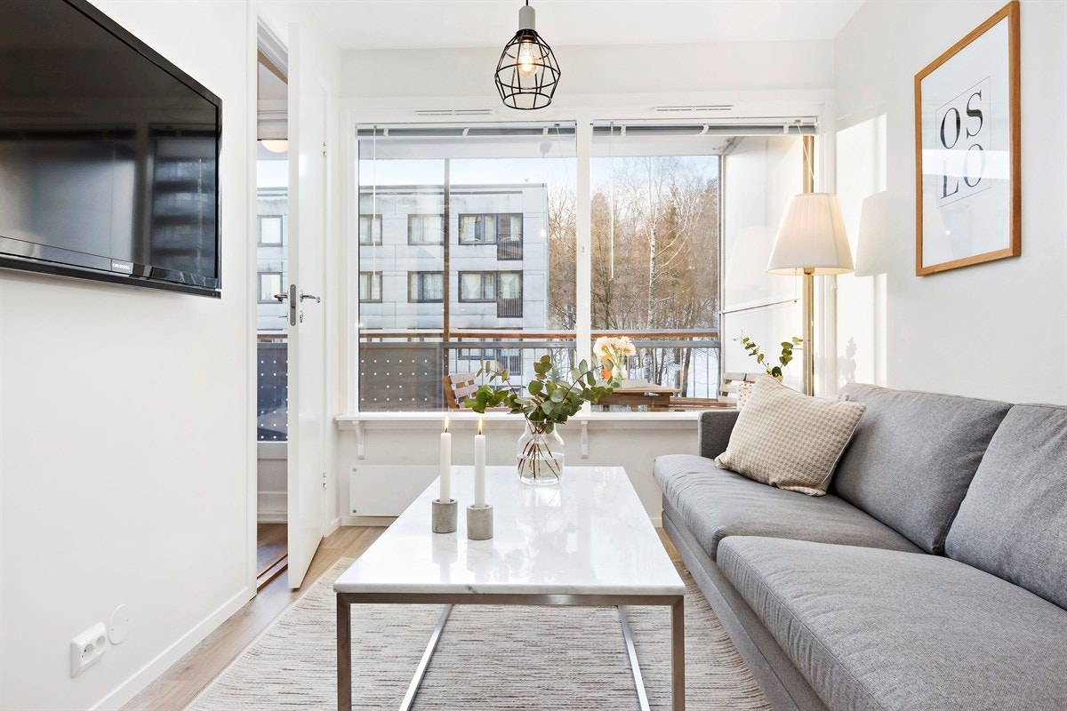 Lys og romslig stue i delikate farger med god plass til sofagruppe Galleribilde