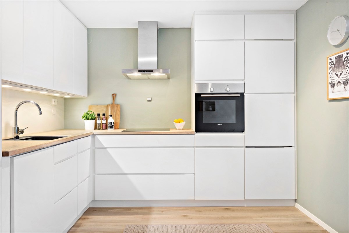 Flott kvik kjøkken fra 2016 med integrerte hvitevarer fra Siemens. Godt med skap og benkeplass Galleribilde