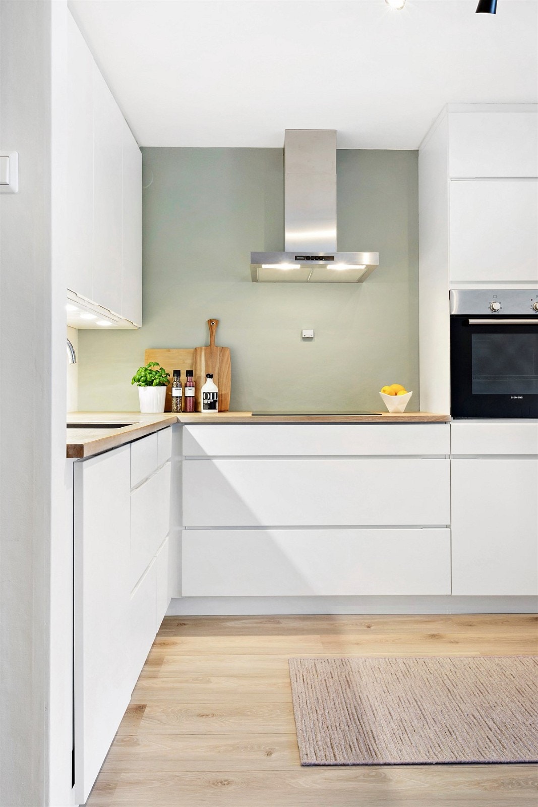 Kjøkkenet har integrert kjøl/frys, oppvaskmaskin, komfyr og induksjonstopp Galleribilde