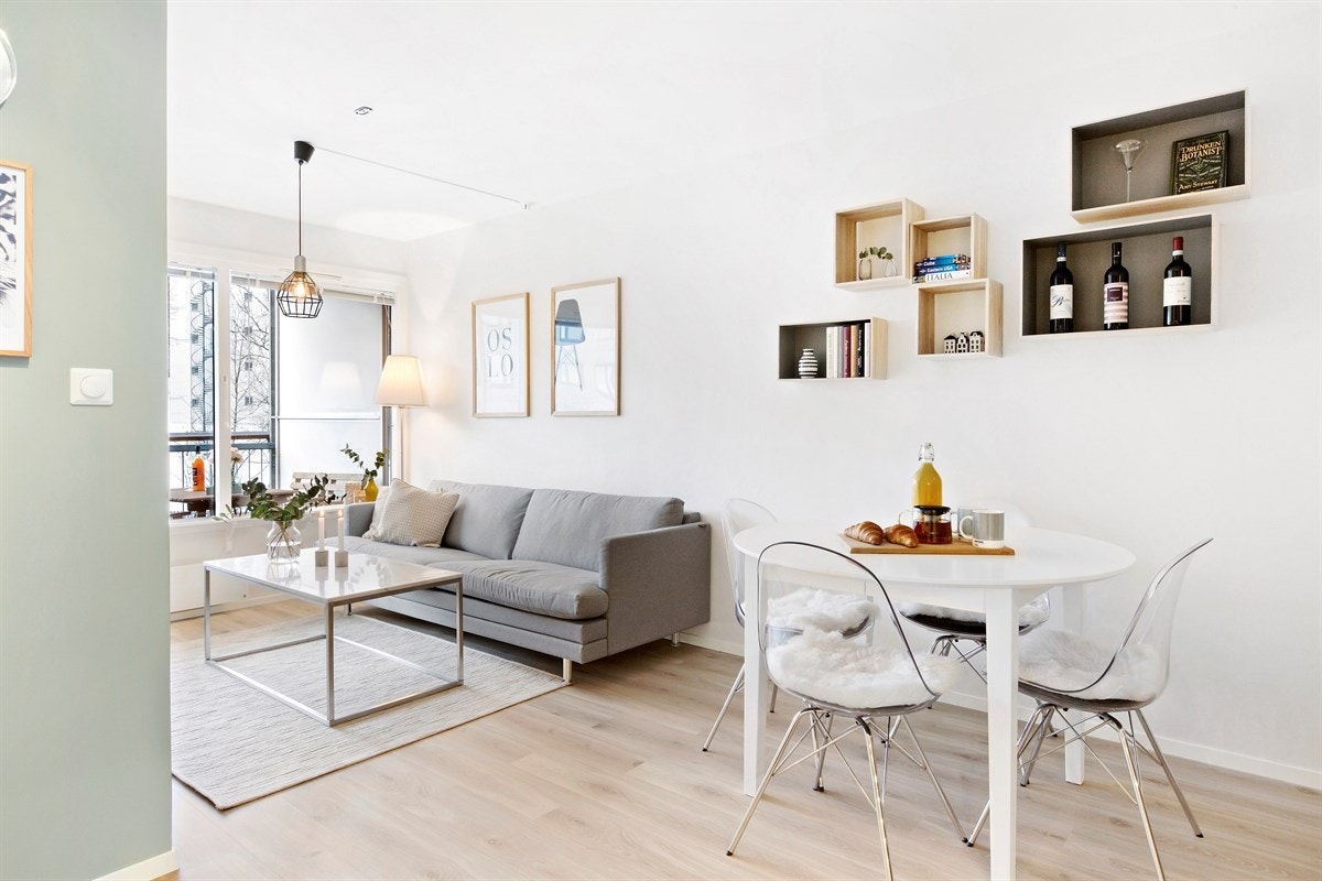 Fra kjøkken mot spiseplass og sofagruppe Galleribilde