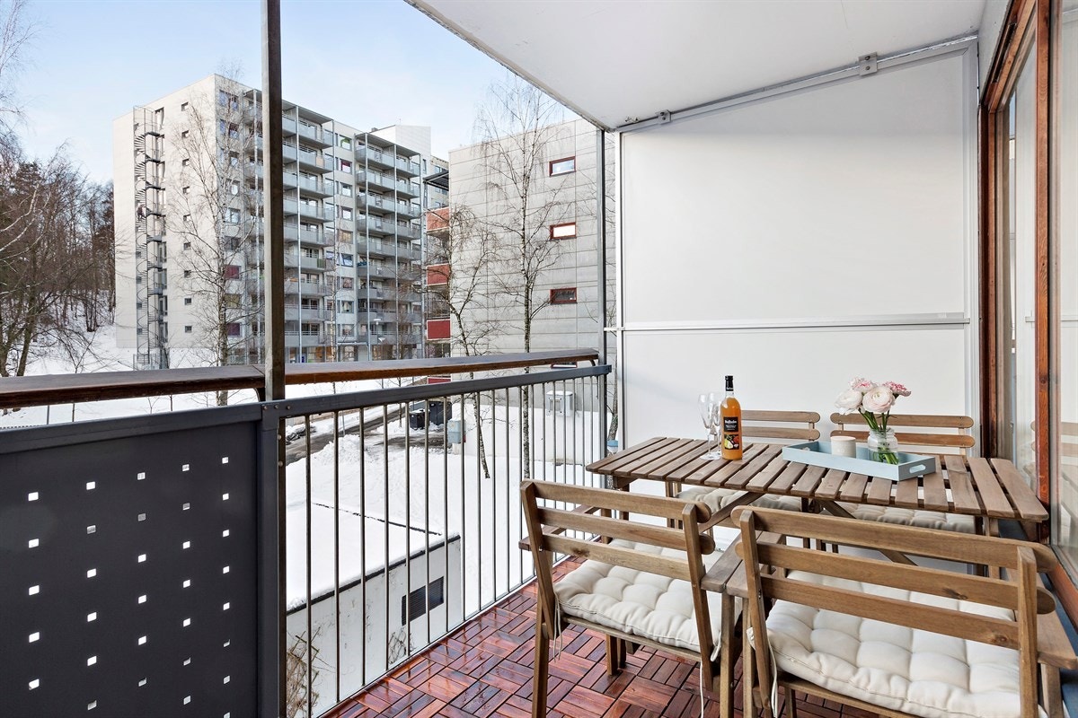 Stor balkong på 7,4 kvm. God plass til både grill- og utemøblement Galleribilde