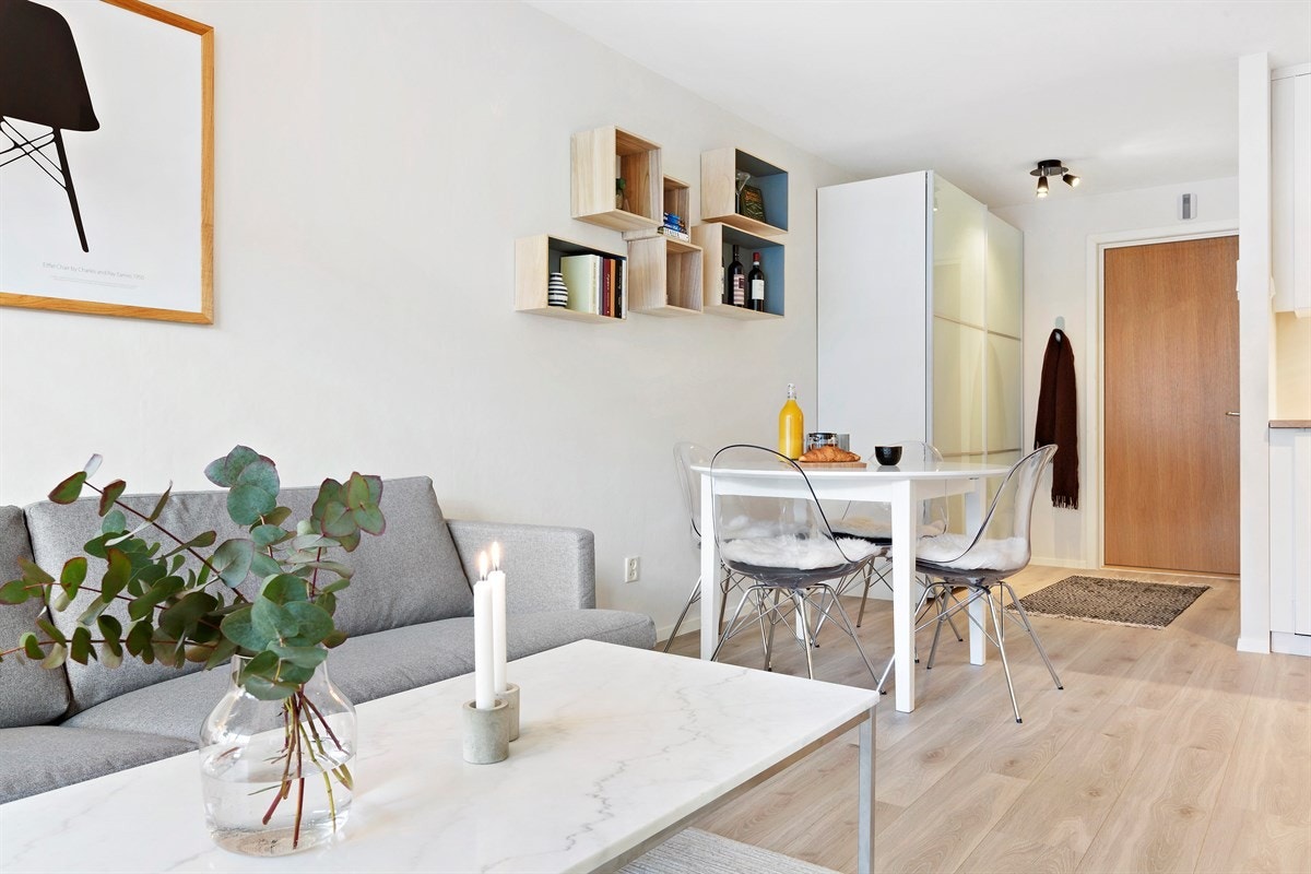 Fra stue mot entre med skyvedørsgarderobe Galleribilde