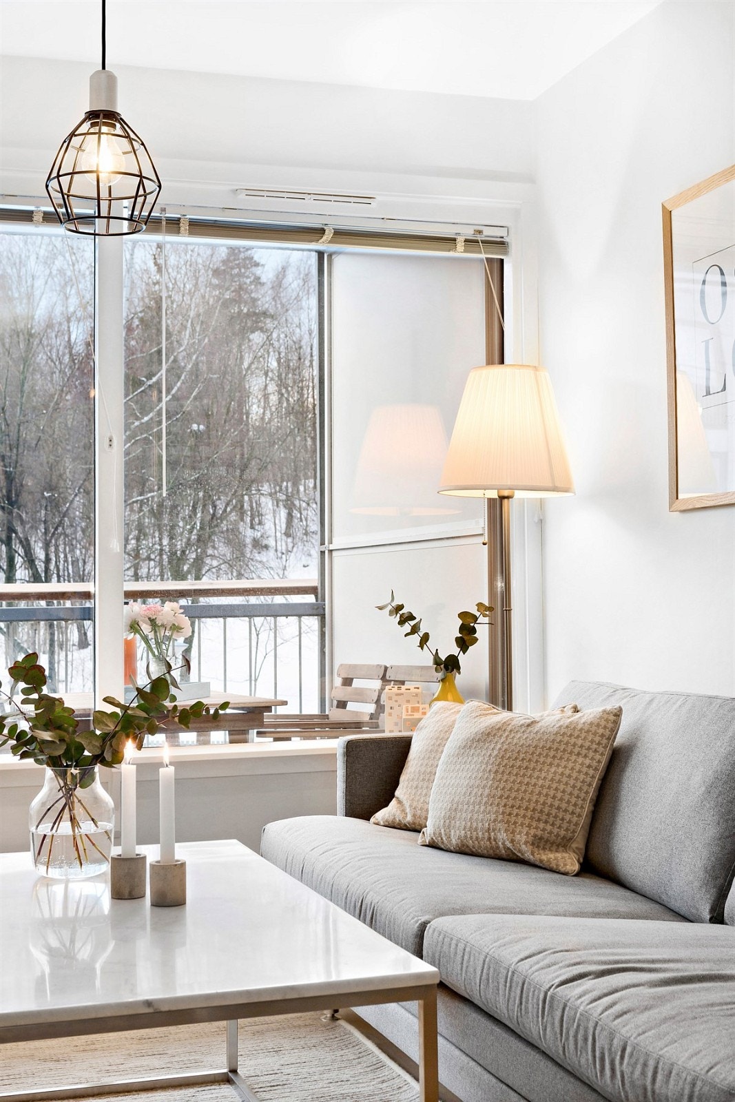 Store vindusflater gir stuen godt med naturlig lys Galleribilde