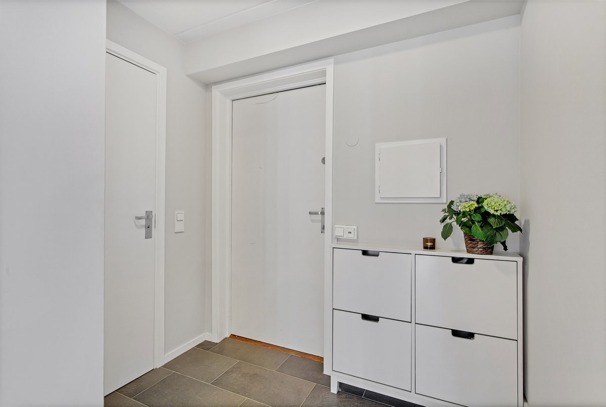 - Lys og innbydende entré med fliser og lyse malte vegger - Galleribilde