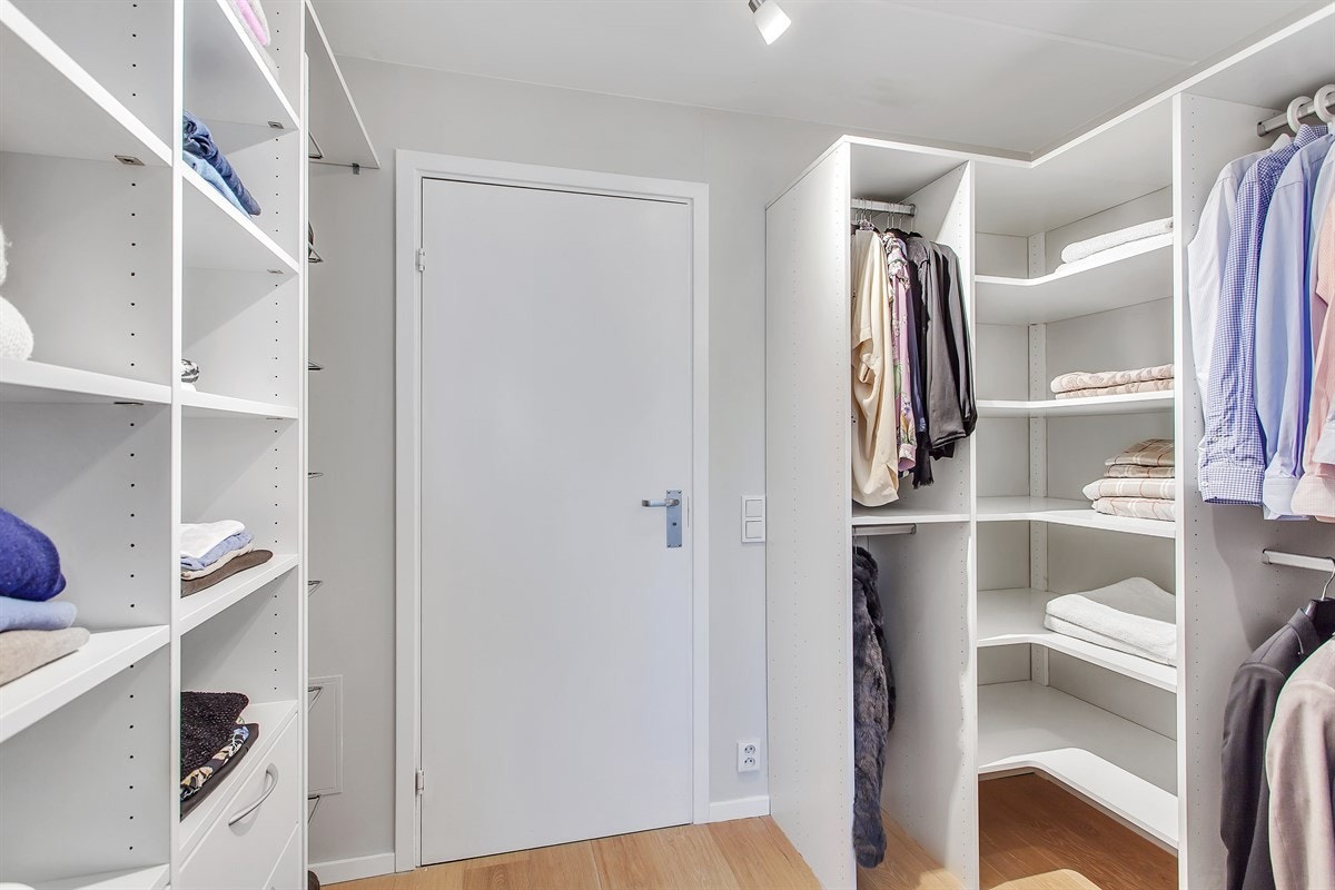 - Walk-in closet er fra 2011 og har gjennomgang fra soverom til bad - Galleribilde