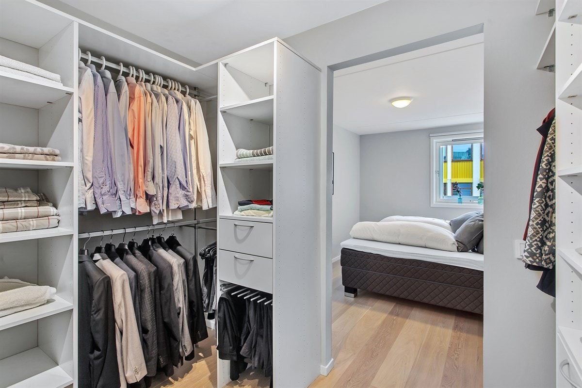 - Fra soverommet er det direkte inngang til et stort walk-in closet Galleribilde