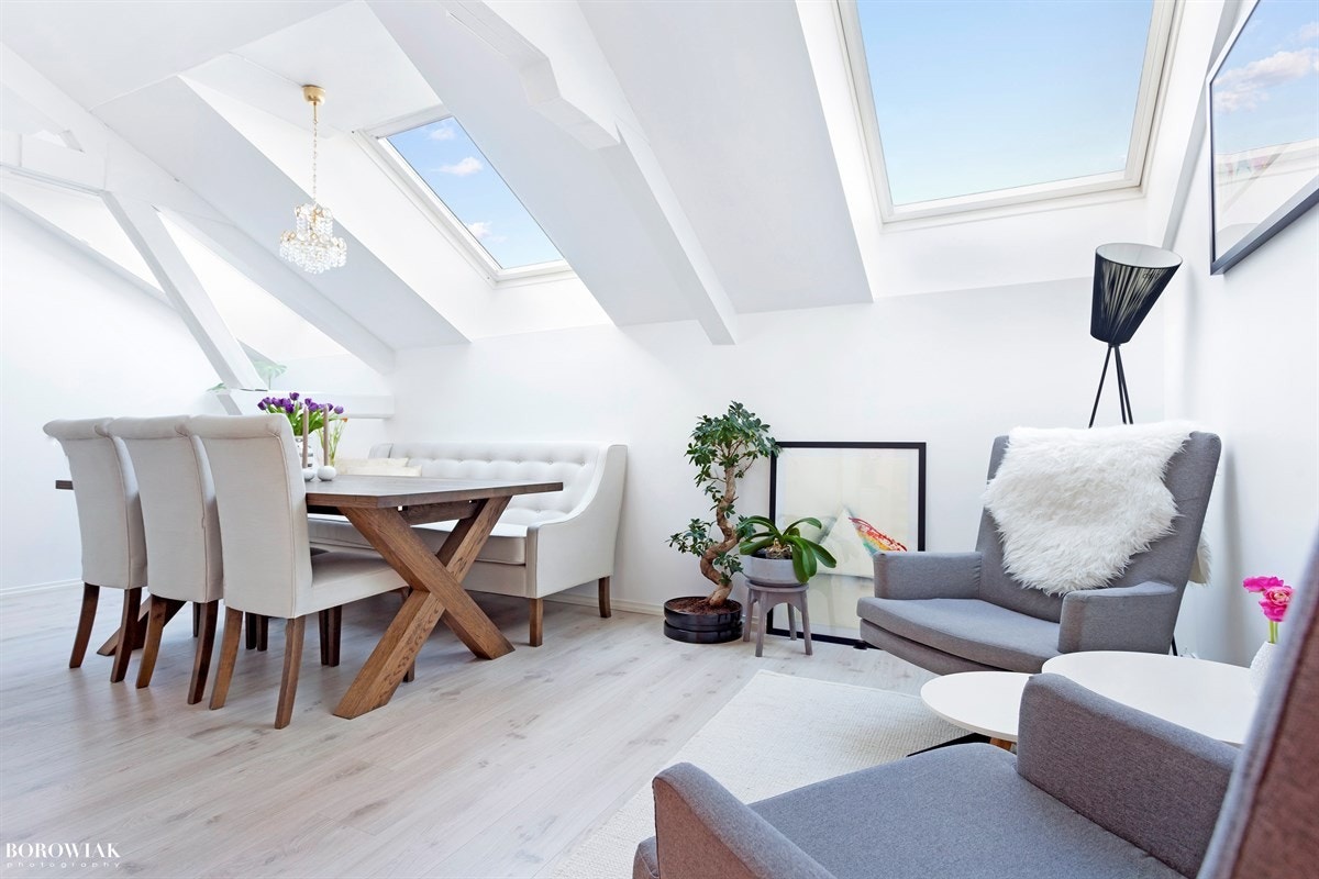 Lys og pen stue/spisestue med masse lysinnslipp og åpen løsning mot kjøkken Galleribilde