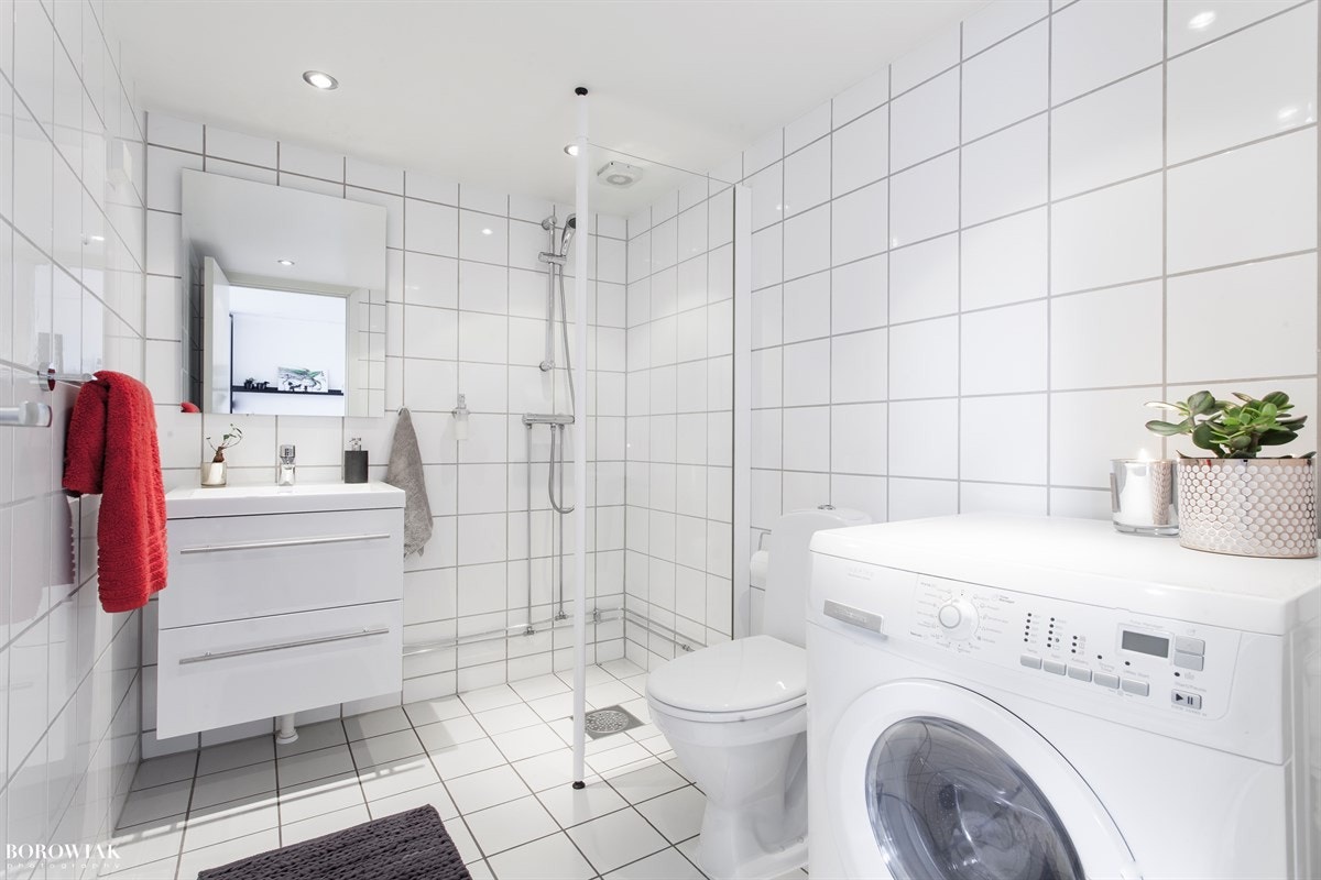 Delikat bad med god plass og opplegg for vaskemaskin Galleribilde