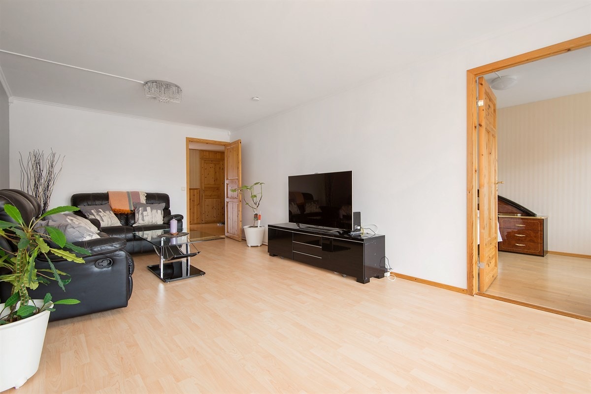 Stuen har god plass til sofaløsning med tilhørende møblement Galleribilde