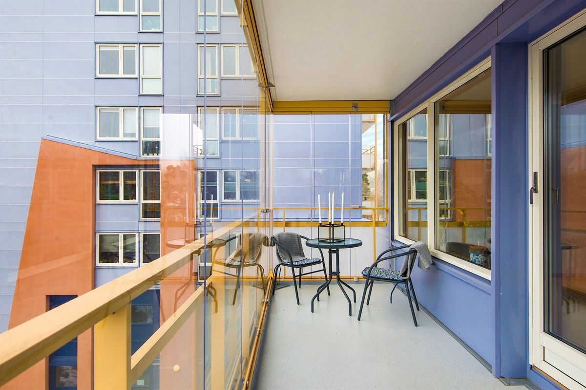 Stor vestvendt balkong med plass til både grill- og utemøblement Galleribilde