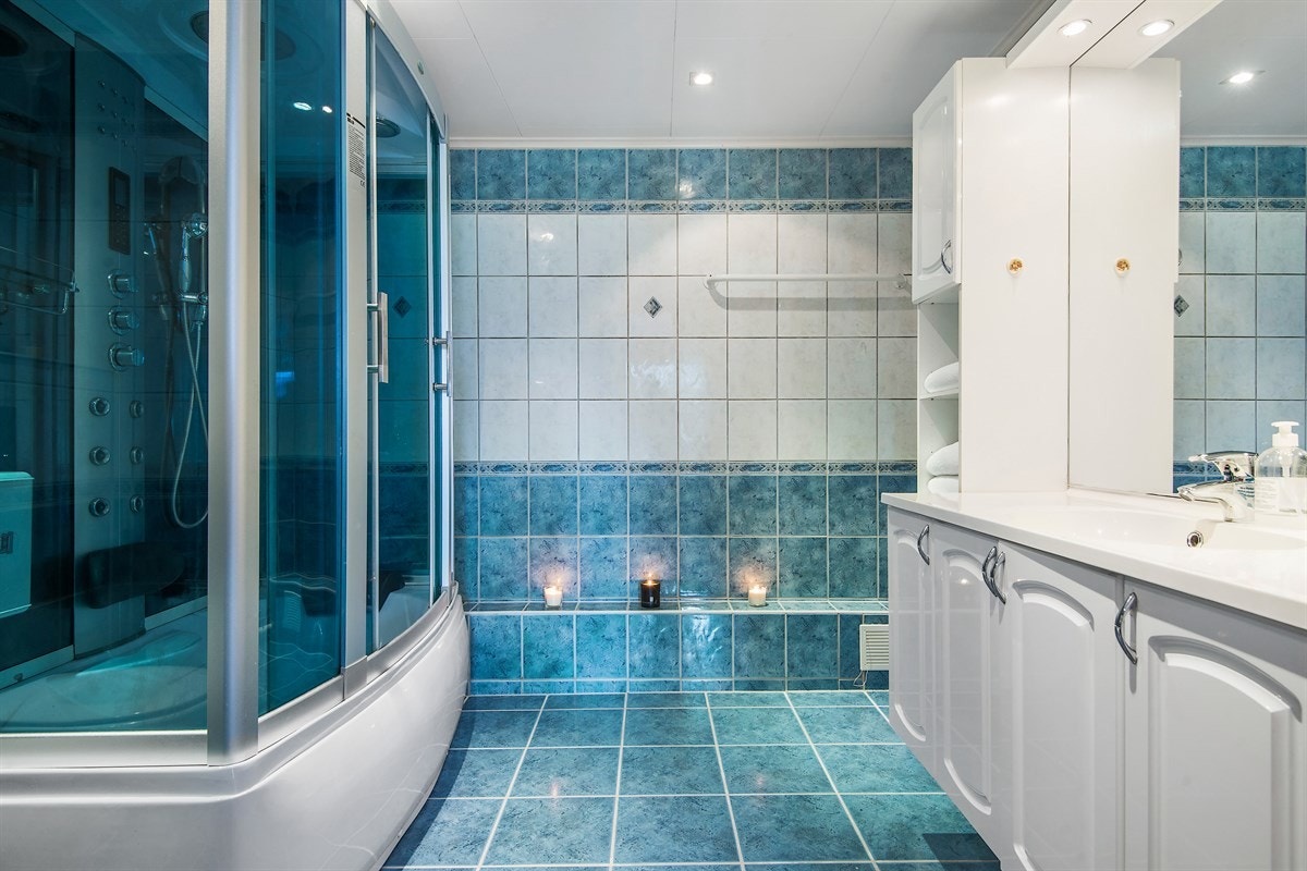 Leiligheten har to store bad som ble pusset opp i 2004 Galleribilde