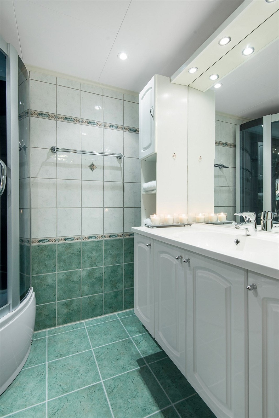 Begge bad har downlights og varmekabler i gulv Galleribilde