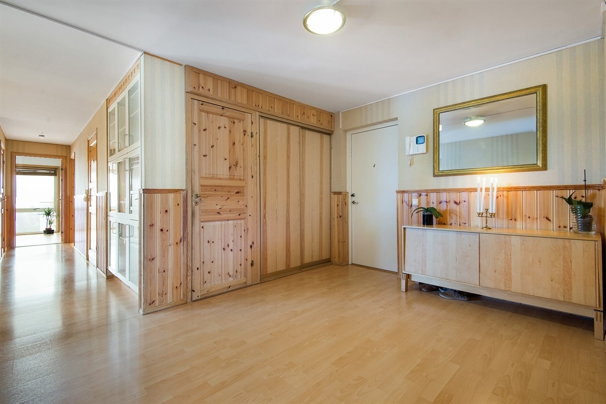 Stor innbydende gang med bod for ekstra lagringsplass. Galleribilde