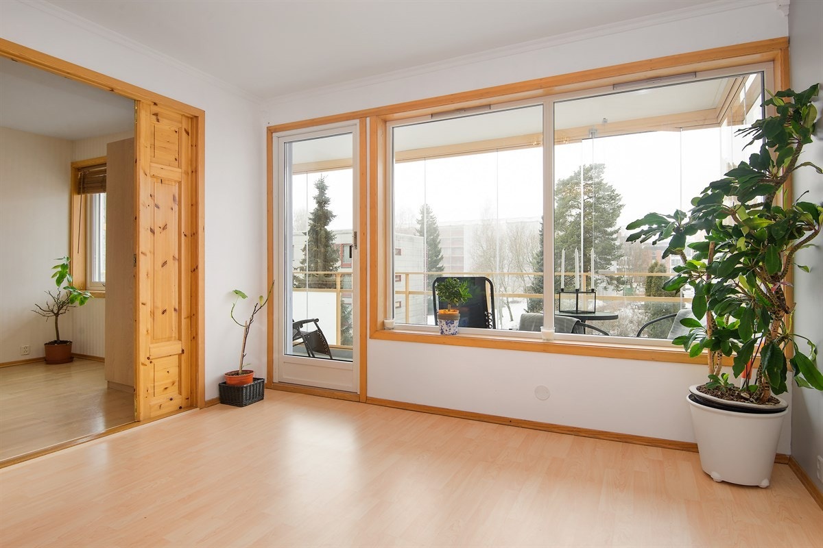 Fra stuen er det direkte utgang til den innglasserte balkongen på 10 kvm Galleribilde