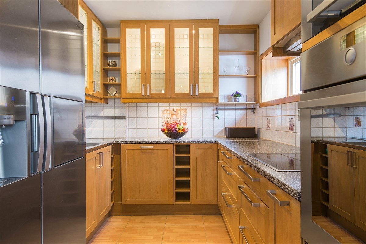 Romslig IKEA kjøkken fra 2010 med mye skap- og benkeplass. Galleribilde