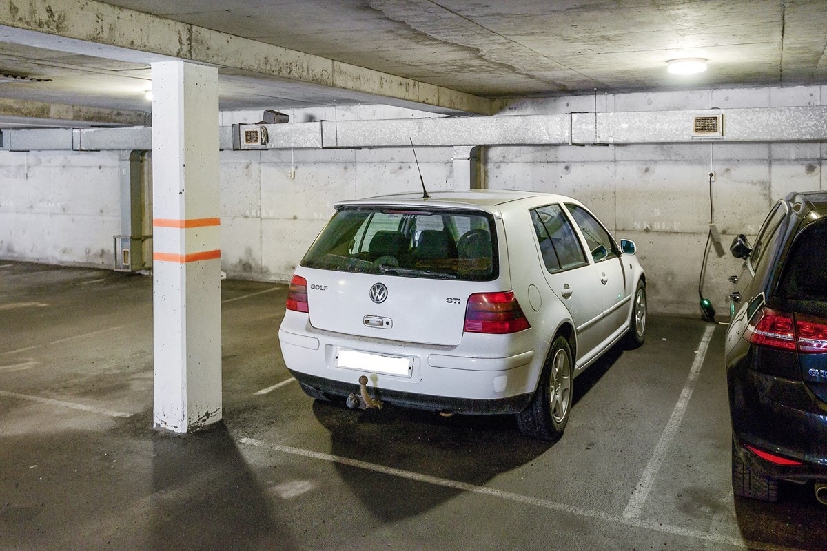 Leiligheten har en medfølgende garasjeplass, denne er midlertidig mens oppussing av annet garasjeanlegg blir ferdig. Galleribilde