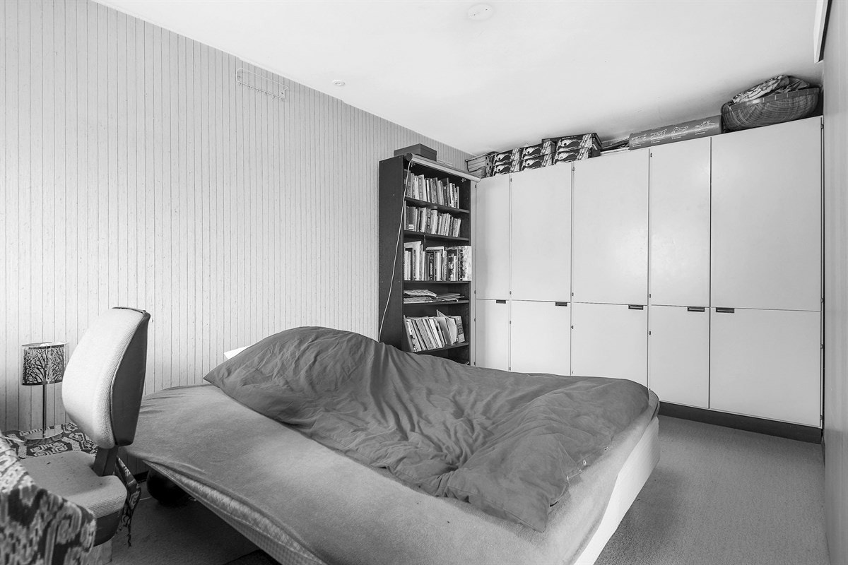 Hovedsoverom med god plass til stor garderobeskapsrekke. Galleribilde