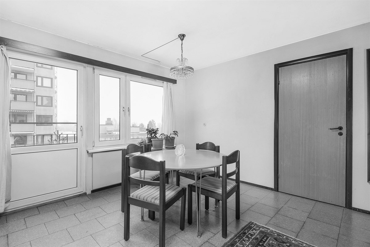 Kjøkkenet har god plass til spisebord. Galleribilde