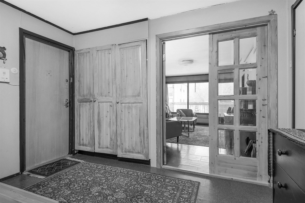 Leiligheten har en stor og romslig entre. Entreen har plassbygd garderobeskap. Galleribilde