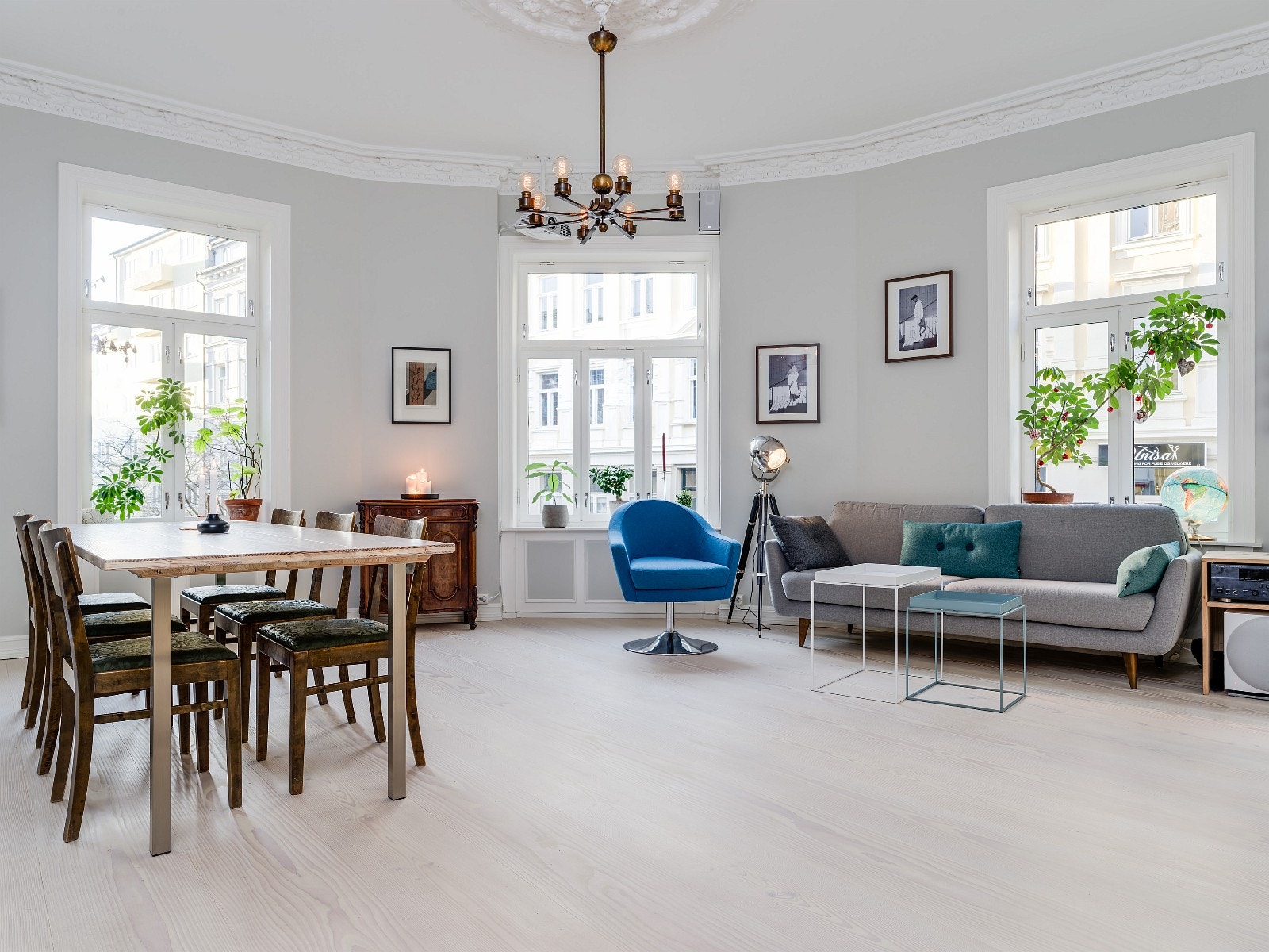 Stort spisebord til venstre, og stue/salong Galleribilde