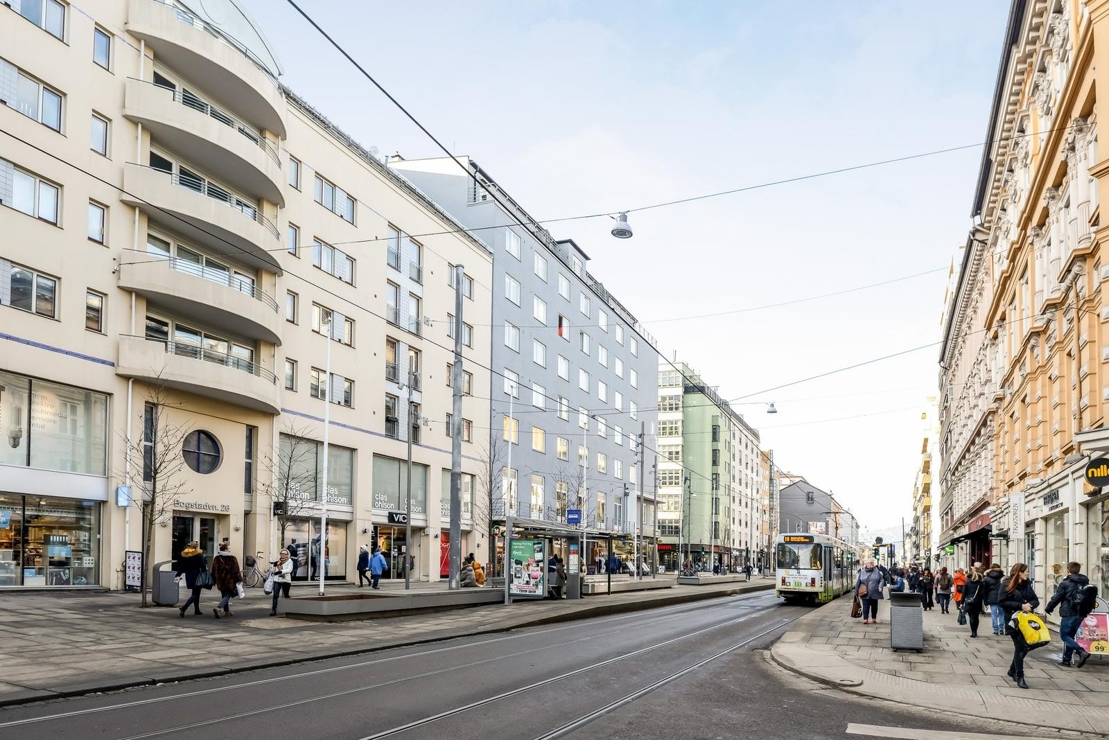 Kort gange til offentlig transport. Trikk og buss går dagen lang Galleribilde