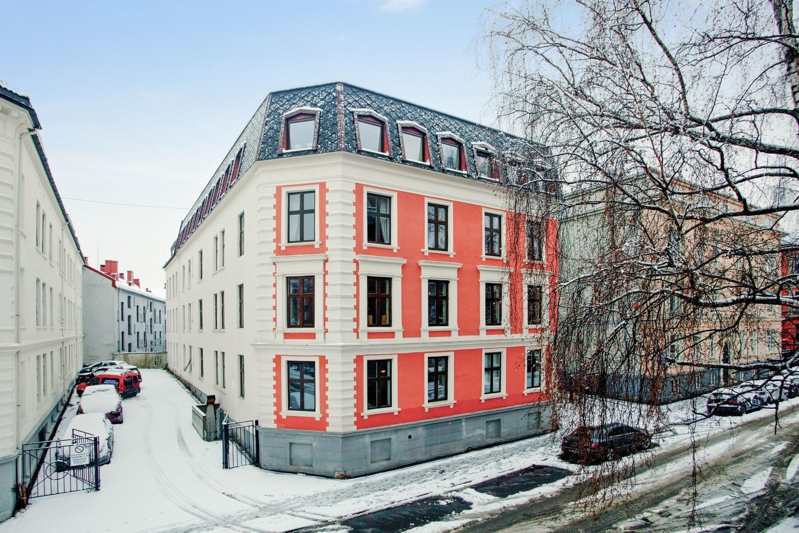 Rosenborggata 12 ligger godt til med en meget sentral beliggenhet. Det er gangavstand til det meste man har behov for Galleribilde
