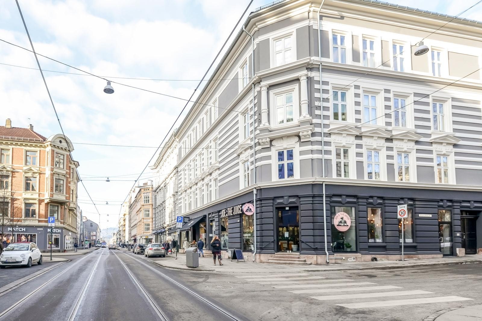 Bogstadveien/Hegdehaugsveien tangerer Rosenborggata. Her er det et bredt utvalg av forretninger og restaurtanter/caféer Galleribilde