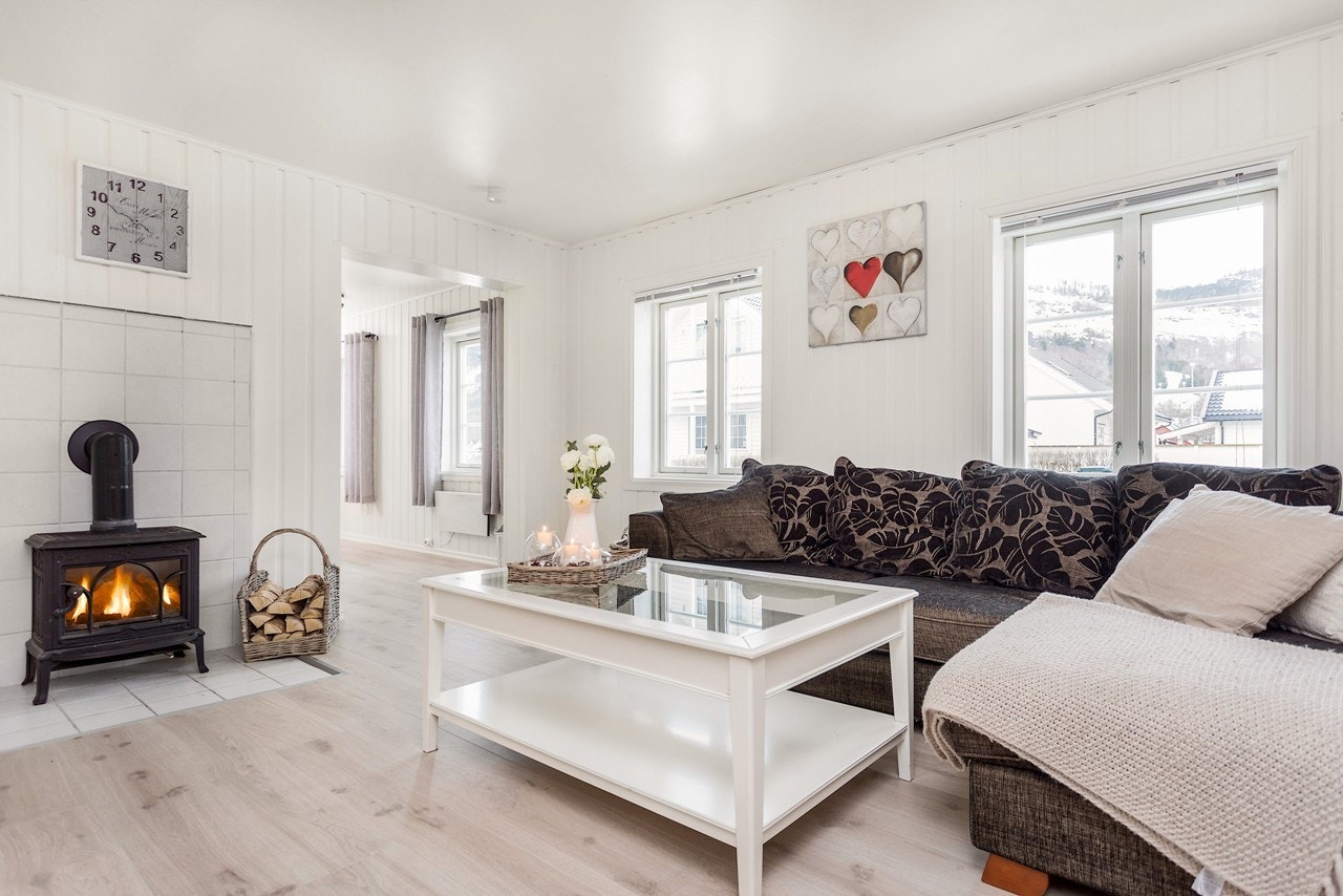 Leiligheten har en naturlig inndeling av oppholdsarealet, hvor du her får en lun sofakrok med mye lys Galleribilde