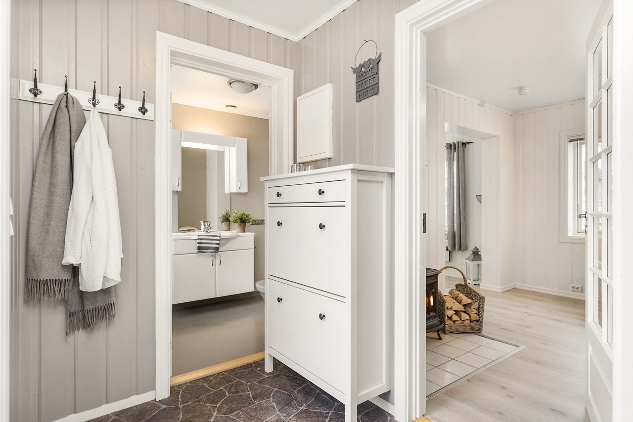 Leilighetens entré fremstår som romslig og har gode oppbevaringsmuligheter til blant annet yttertøy Galleribilde