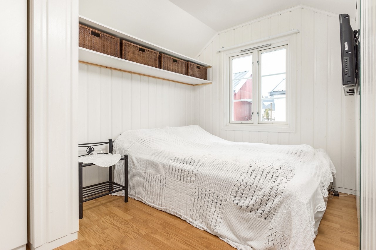Soverommet er ca. 8 kvm, her har du god plass til romslig dobbeltseng og annet tilhørende møblement Galleribilde