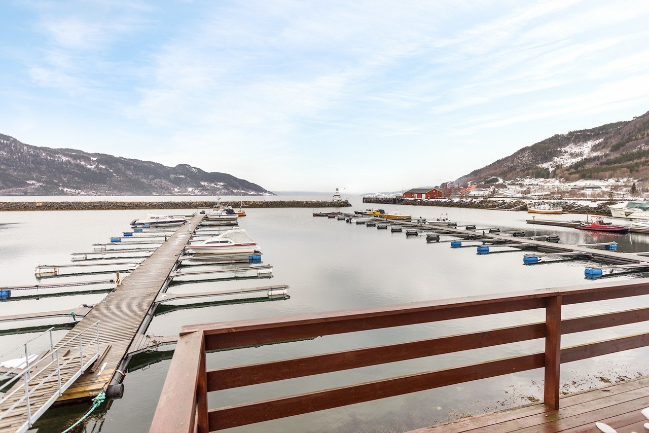 Et steinkast unna leiligheten ligger småbåtshavna og fjorden, eiendommen har også nærhet til store tur- og friluftsområder Galleribilde