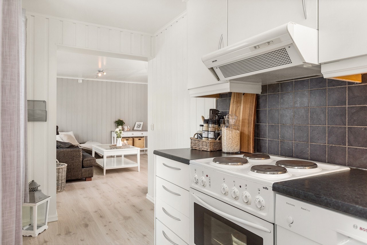 På veggen over kokesone, samt kjøkkenbenken er det lagt 10x10 fliser. I tillegg har hele stue- og kjøkkenarealet nytt gulv fra 2017 Galleribilde