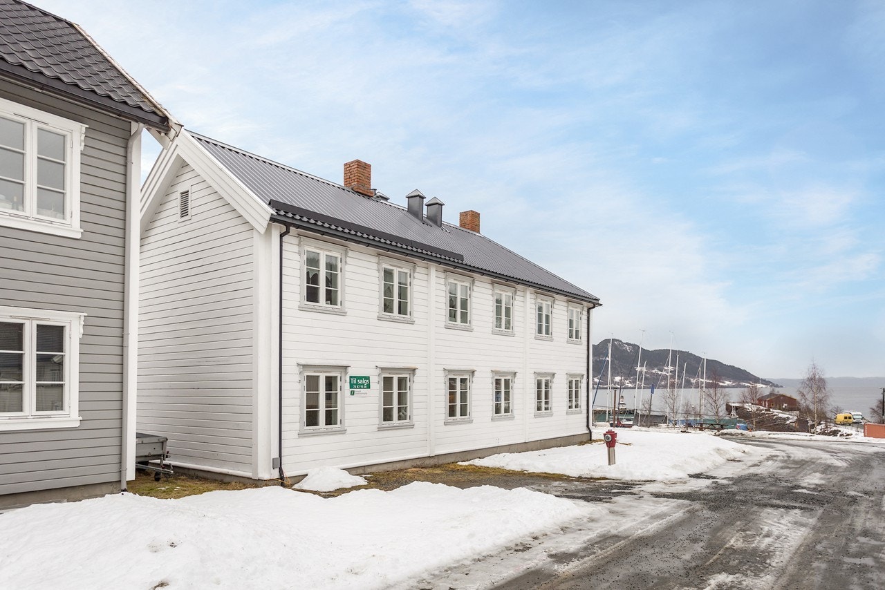Eiendommen ligger i vakre og landlige omgivelser nær sjøen og sentralt på Orkanger Galleribilde