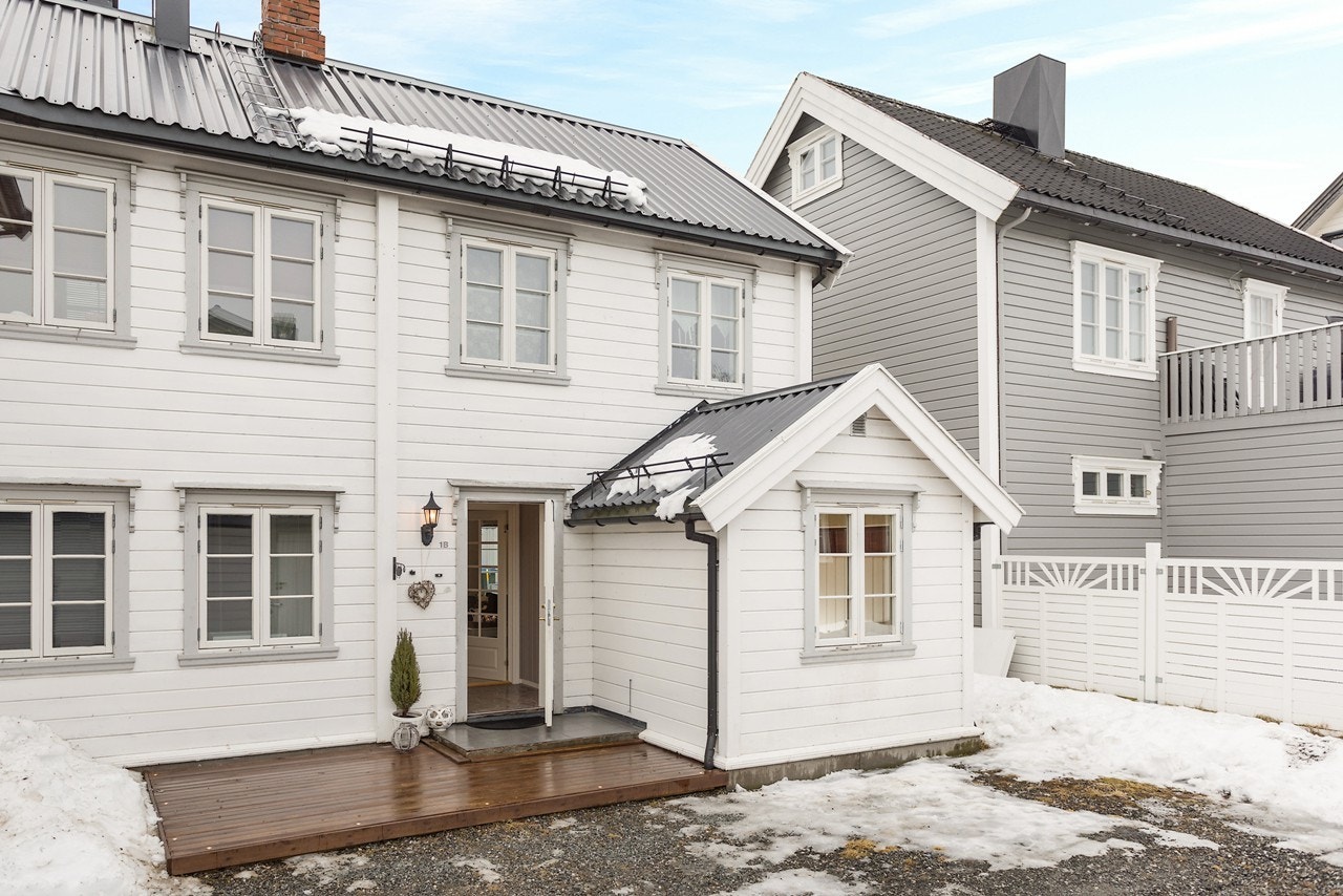 Fasade - Leiligheten ligger skjermet og fint til i første etasje Galleribilde