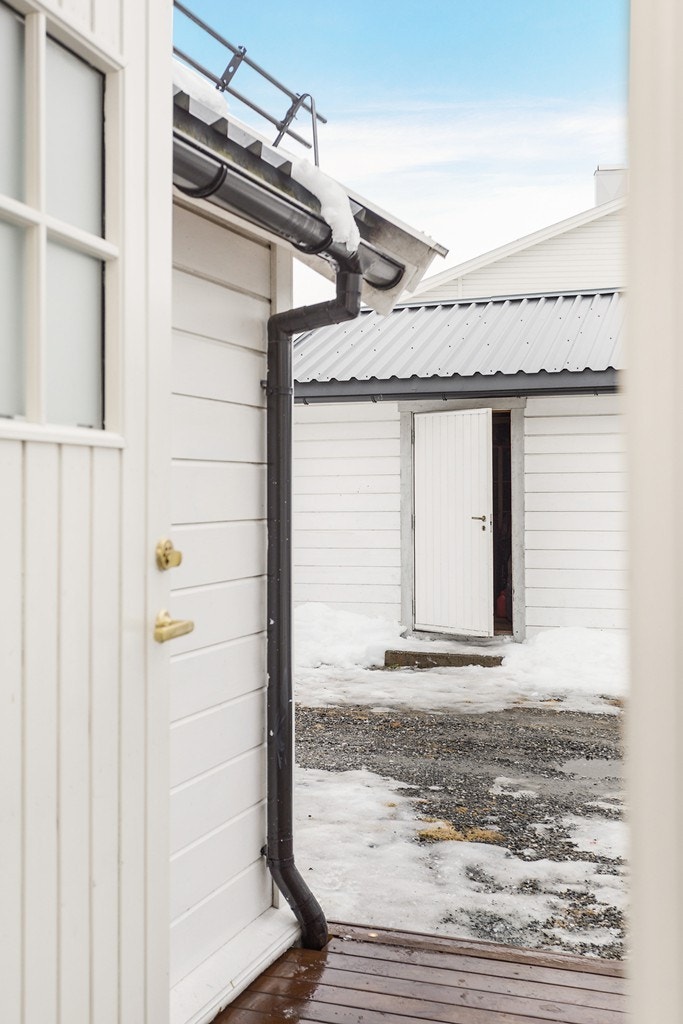 Like utenfor inngangspartiet har du en egen utvendig bod på ca. 5 kvm som medfølger leiligheten Galleribilde