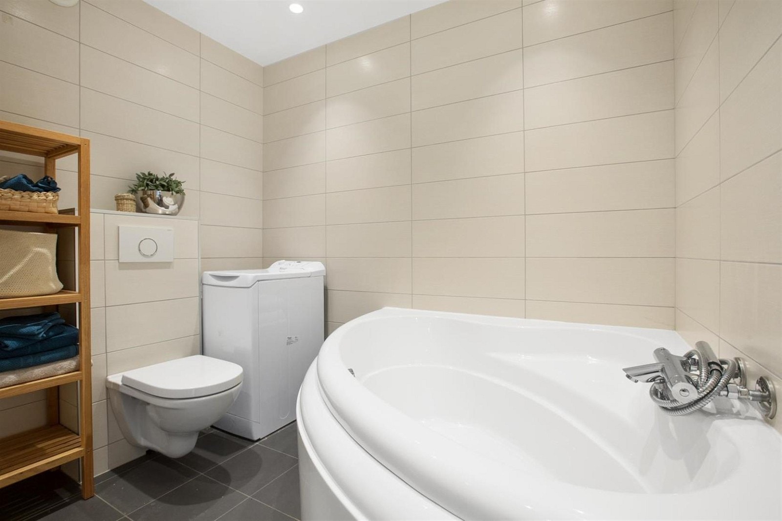 Badet er romslig og har både badekar, dusjnisje og opplegg til vaskemaskin. Galleribilde