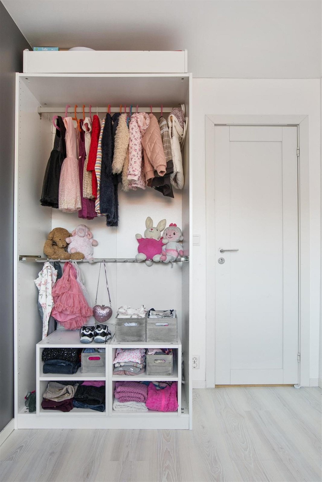 "Walk-in closet" på soverom II Galleribilde