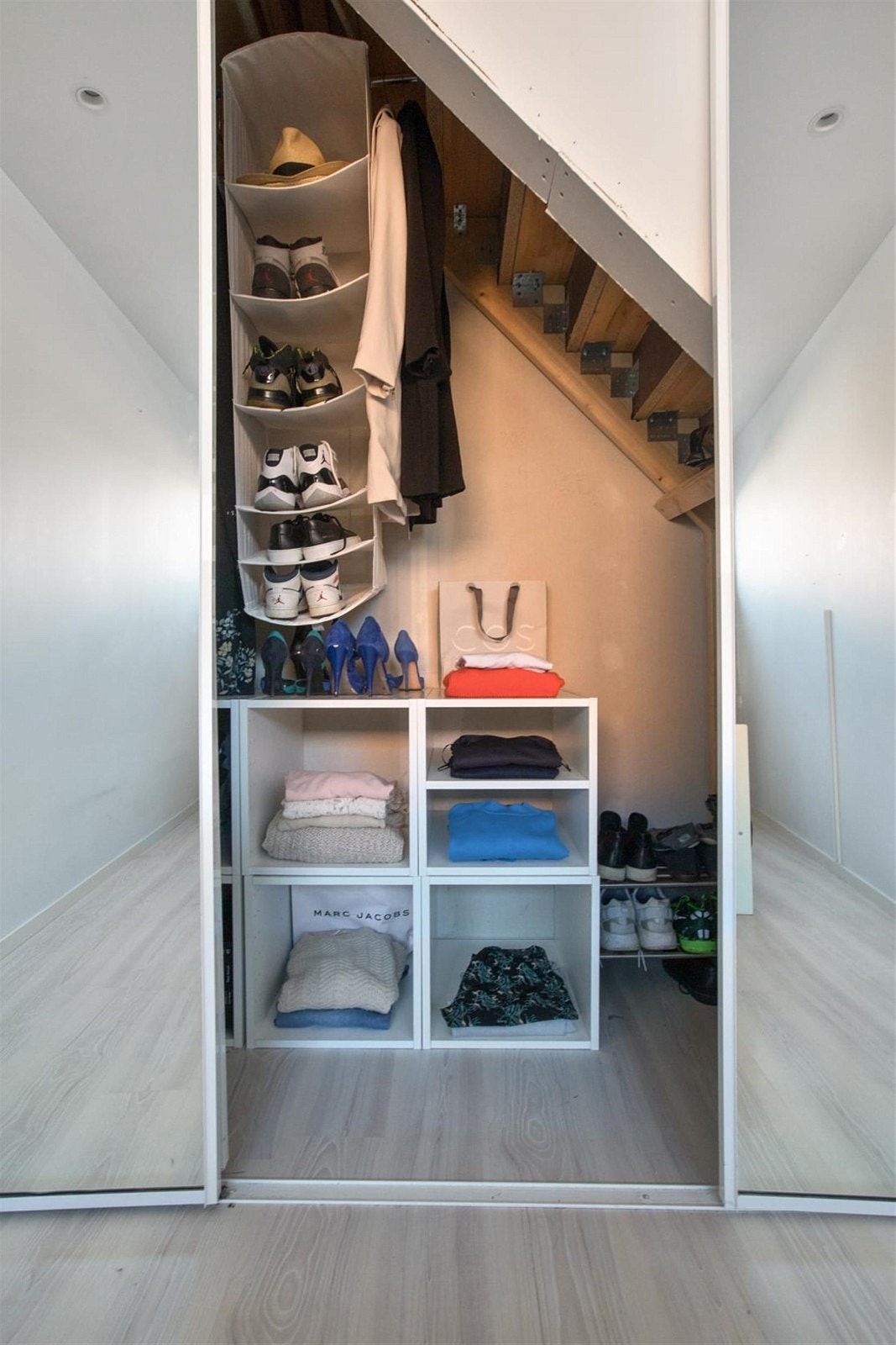 Praktisk walk-in closet under trappen Galleribilde