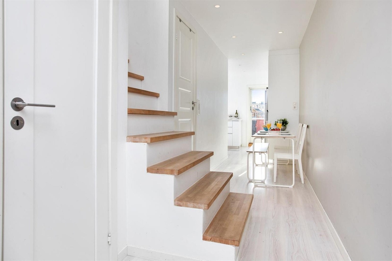 I mellomgangen har man plass til å samle familien til frokost eller å benyttesom hjemmekontor løsning. Galleribilde