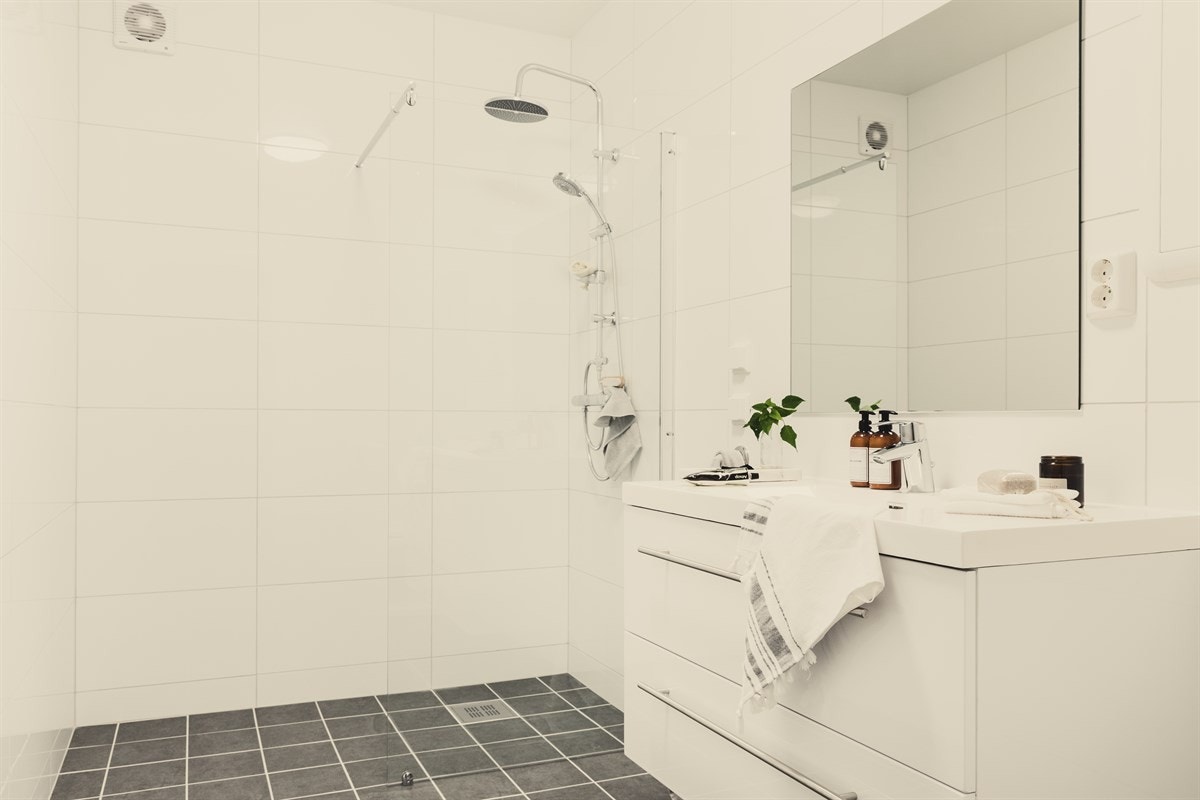 Badet fremstår svært delikat med keramiske fliser på både vegger og gulv. Galleribilde