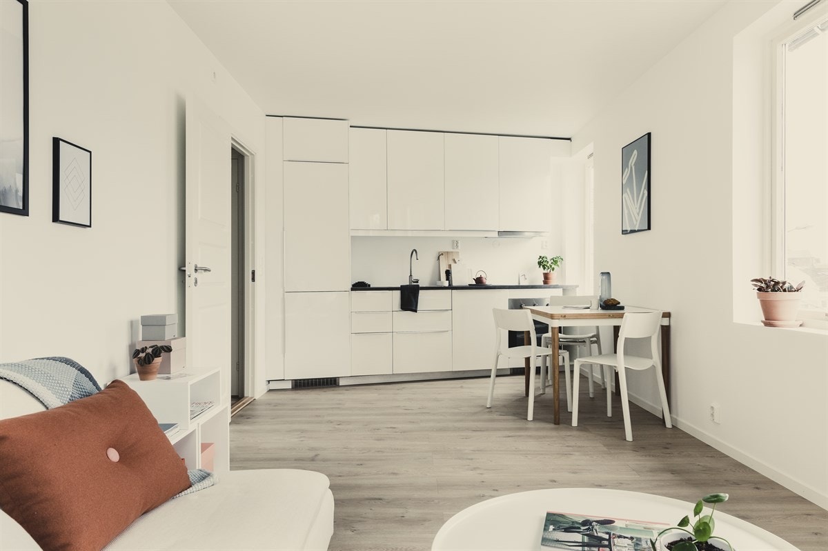 Stuen og kjøkkenet ligger i åpen løsning og dette gir et svært sosialt rom. Galleribilde