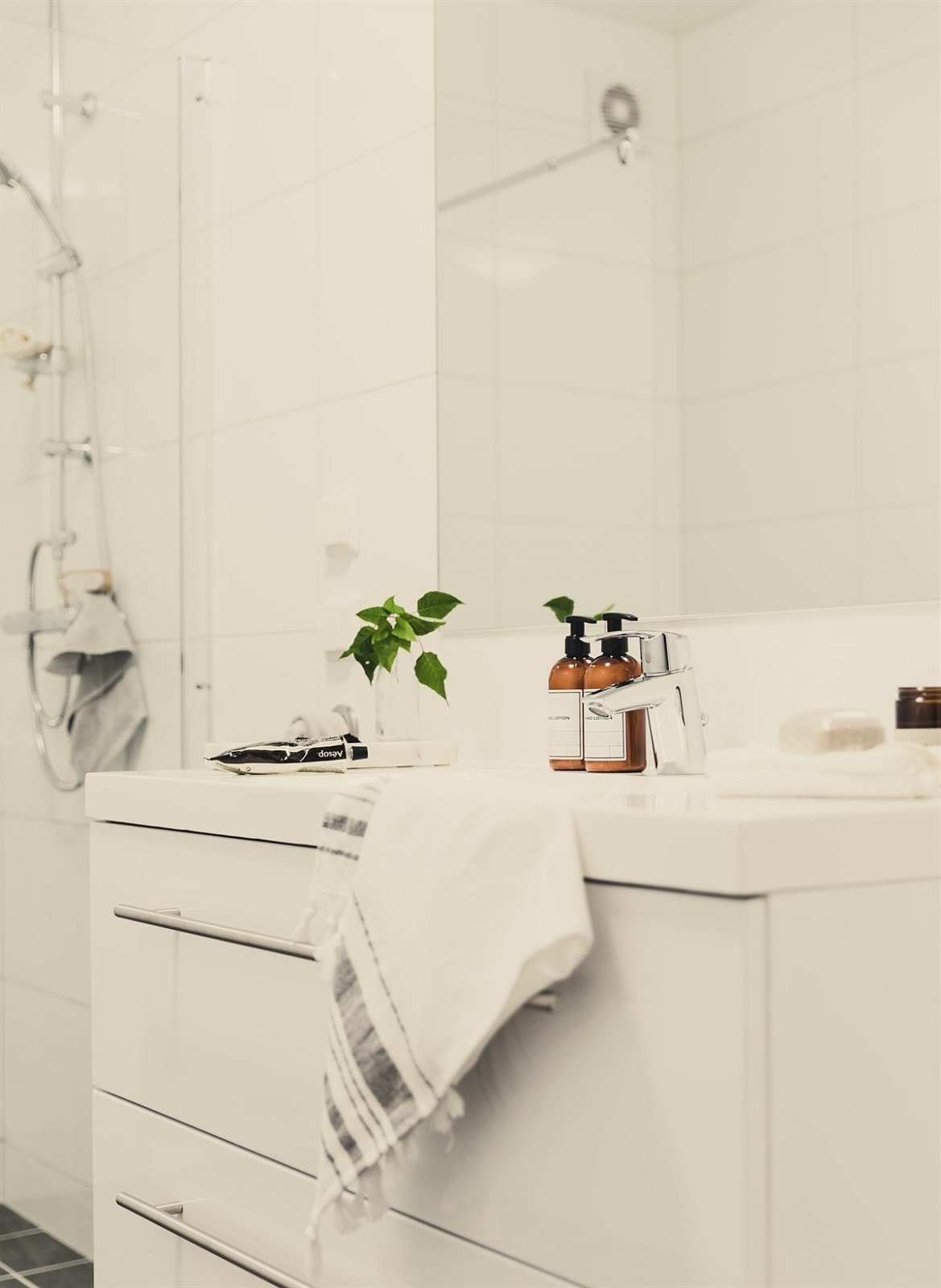 Rommet er lyst, bare strammet opp av de grå gulvflisene. Galleribilde