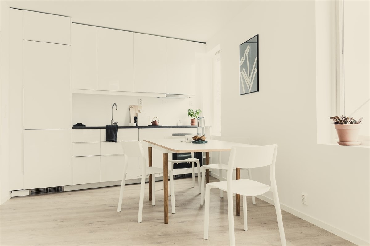 Innredningen er godt utnyttet og det er gode muligheter for oppbevaring, samt arbeidsplass. Galleribilde